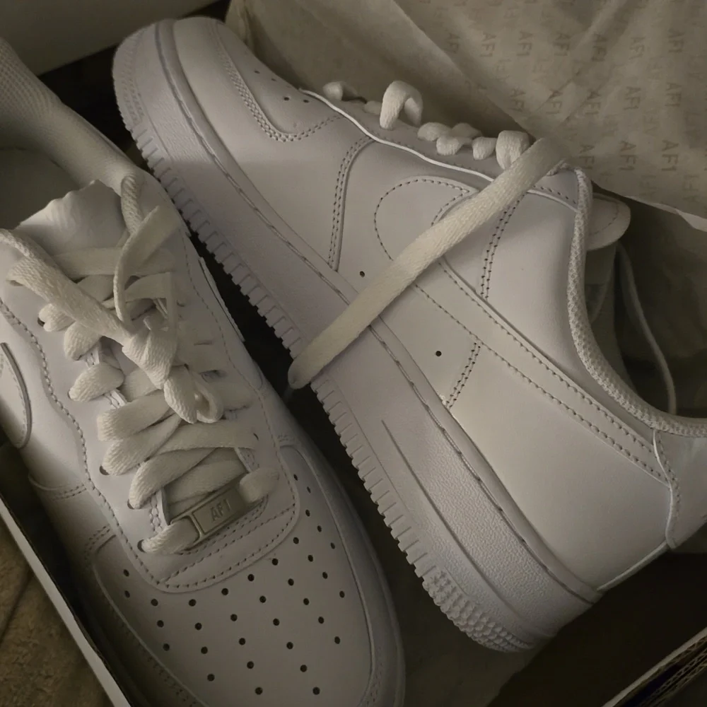NIB Nike AIR FORCE ONES '07 - Womens SIZE 9 - Picture 4 of 6